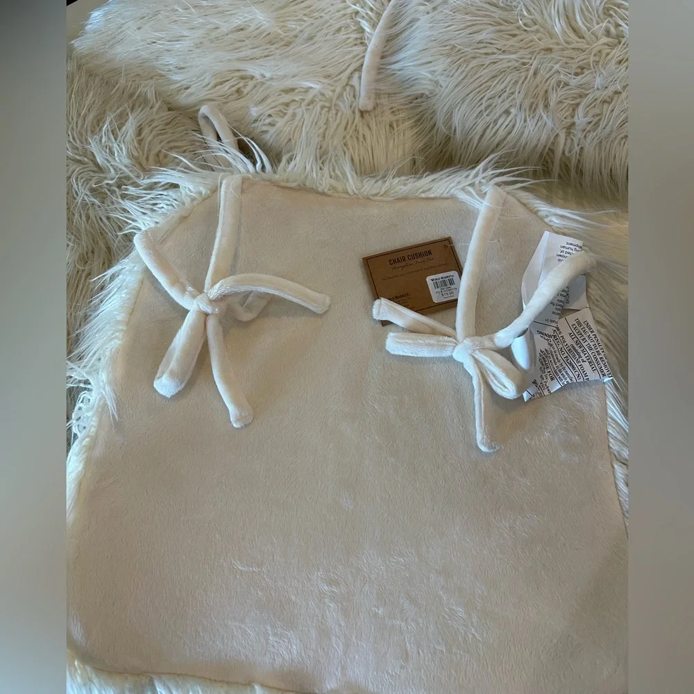 Pier 1 Cream (4) Faux Fur seat cushions - Picture 7 of 10